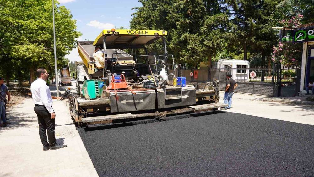 Kahta&rsquo;da yol ve asfalt seferberliği s&uuml;r&uuml;yor

