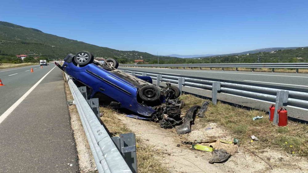 Bariyerlere &ccedil;arpan hafif ticari ara&ccedil; ters d&ouml;nd&uuml;: 3 yaralı

