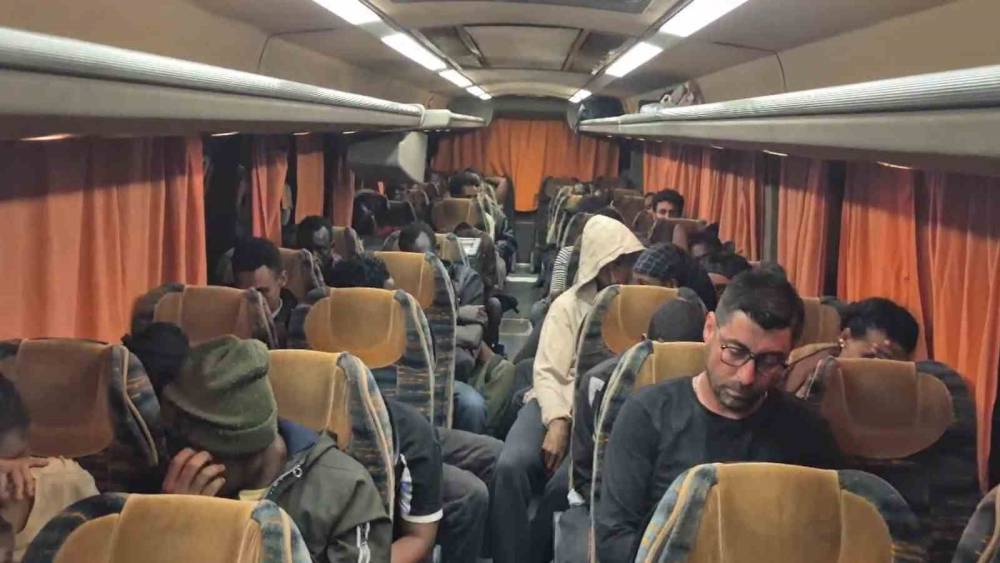 İzmir&rsquo;de 36 d&uuml;zensiz g&ouml;&ccedil;men ve 1 g&ouml;&ccedil;men ka&ccedil;ak&ccedil;ısı yakalandı
