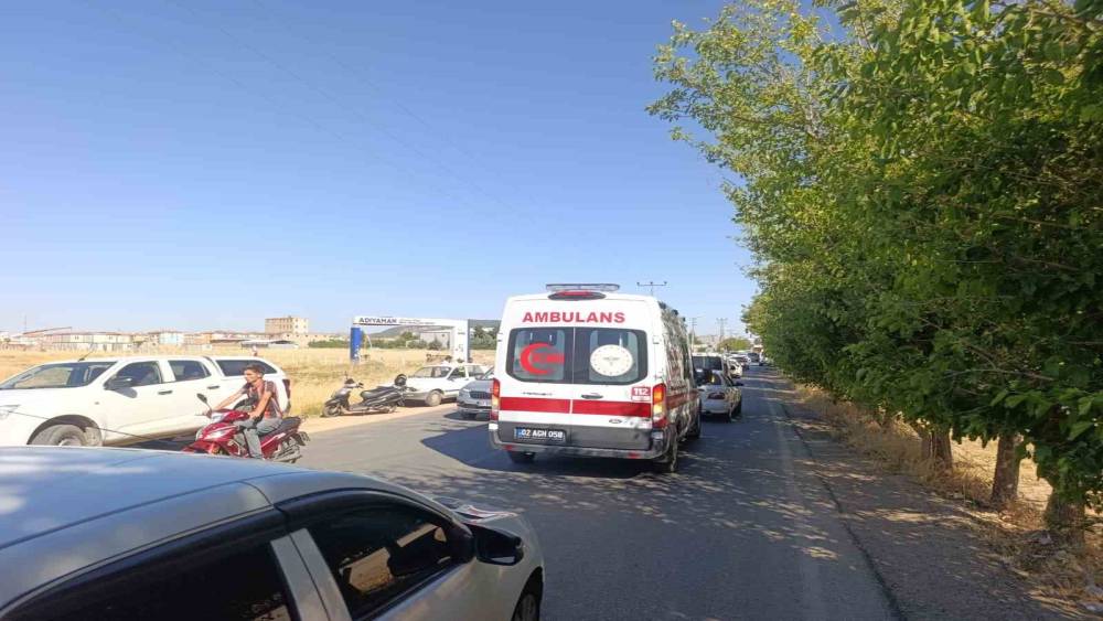 Adıyaman&rsquo;da otomobil ile ara&ccedil; &ccedil;arpıştı: 1 yaralı
