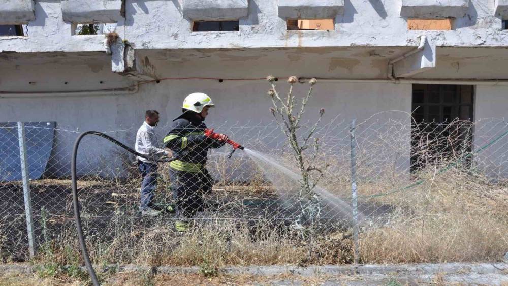 Menteşe&rsquo;de otel arkasındaki otluk alanda yangın
