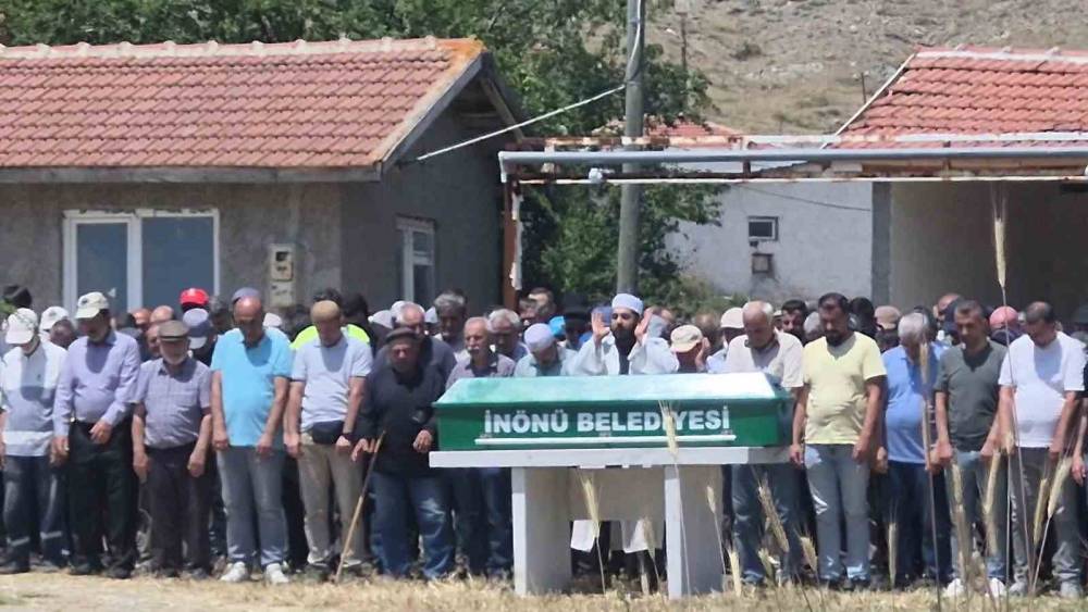 &Ccedil;ay bah&ccedil;esinde 5 kişiyi bı&ccedil;aklayan ve cezaevinde hayatını kaybeden şahsın cenazesi defnedildi
