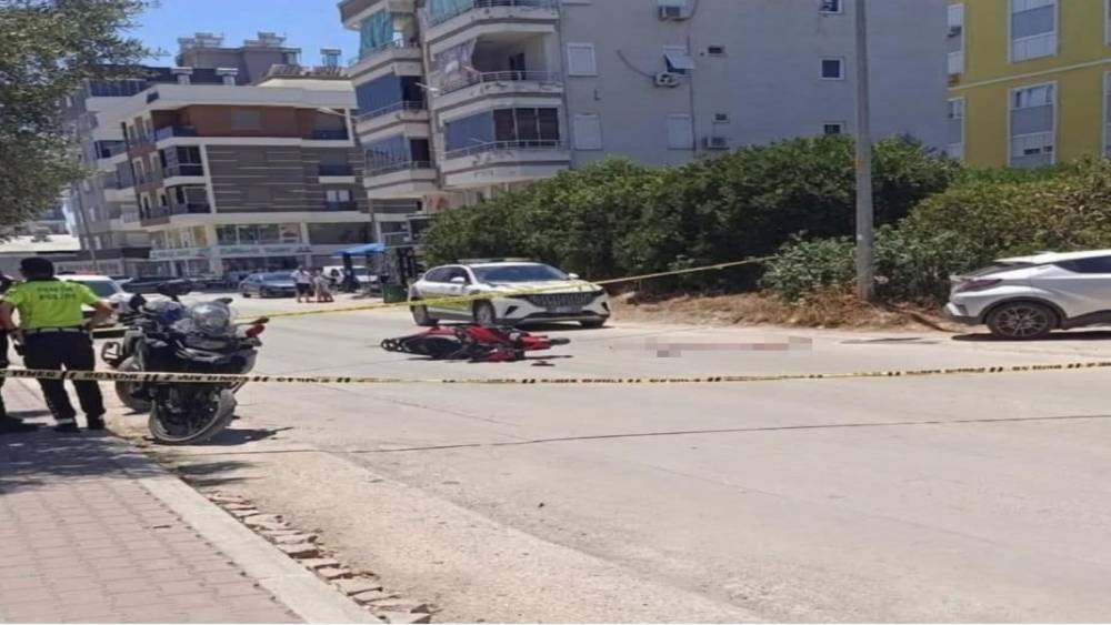 Otomobil ile &ccedil;arpışan motosikletin gen&ccedil; s&uuml;r&uuml;c&uuml;s&uuml; hayatını kaybetti
