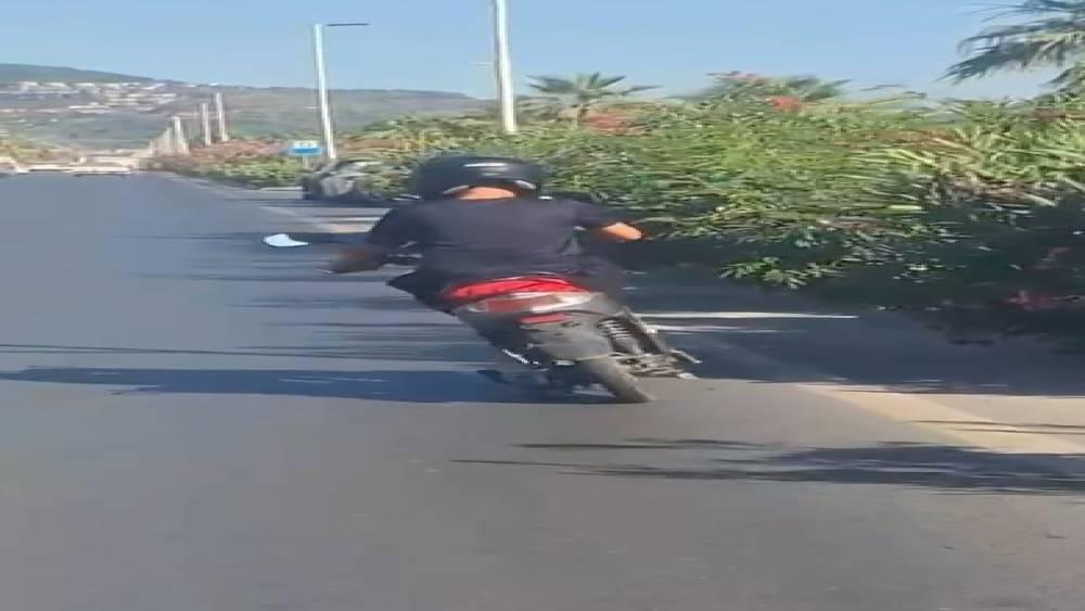 Alanya&rsquo;da motosiklet &uuml;zerinde ayakta ilerleyen s&uuml;r&uuml;c&uuml;n&uuml;n tehlikeli yolculuğu kamerada
