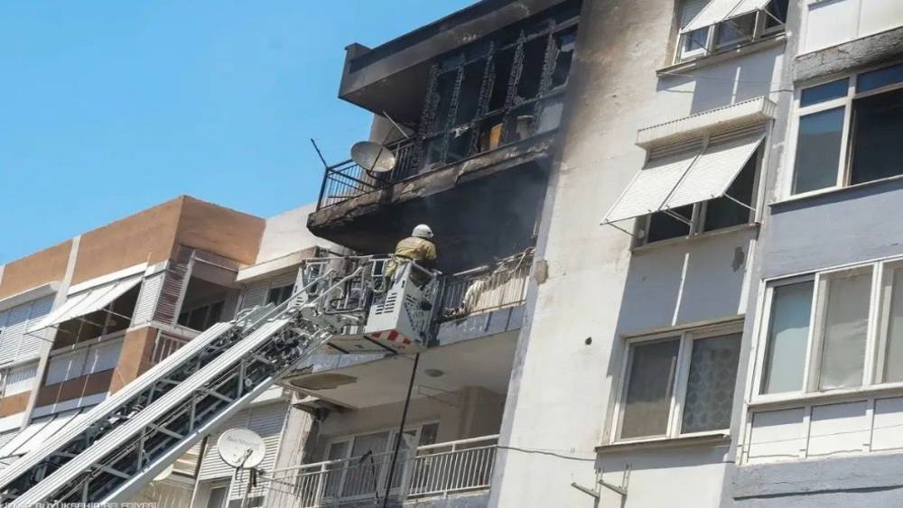 İzmir&rsquo;de korkutan yangın: 6 kişi dumandan etkilendi
