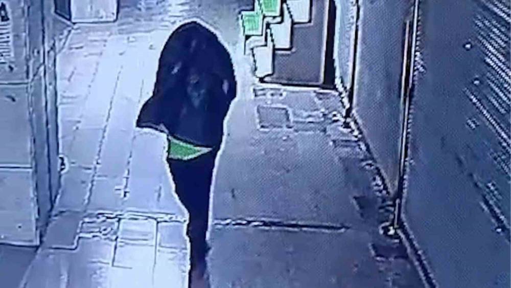 Tanınmamak i&ccedil;in başına &ccedil;&ouml;p poşeti ge&ccedil;irip yangın &ccedil;ıkaran şahıs kameralara yakalandı
