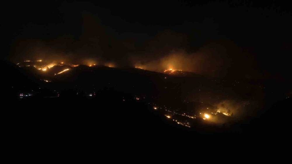 Alanya&rsquo;daki orman yangınına gece saatlerinde m&uuml;dahale s&uuml;r&uuml;yor
