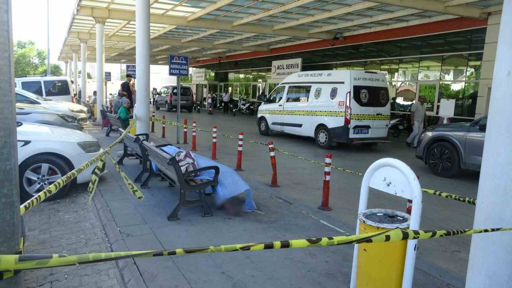 Hastane &ccedil;evresinde yaşayan evsiz şahsın bankta cansız bedeni bulundu
