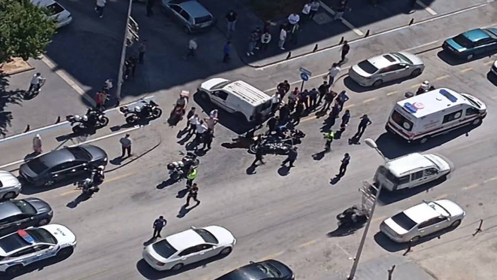 Kontrols&uuml;z d&ouml;n&uuml;ş yapan araca motosikletli polisler &ccedil;arptı: 2 polis yaralandı

