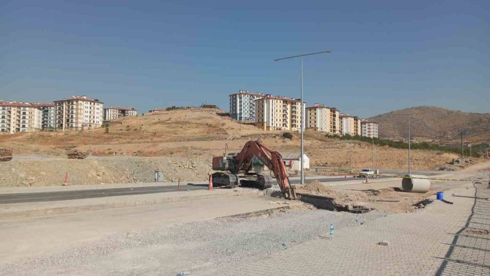 Malatya&rsquo;da yol &ccedil;alışmaları sırasında g&ouml;&ccedil;&uuml;k: 2 iş&ccedil;i toprak altında kaldı
