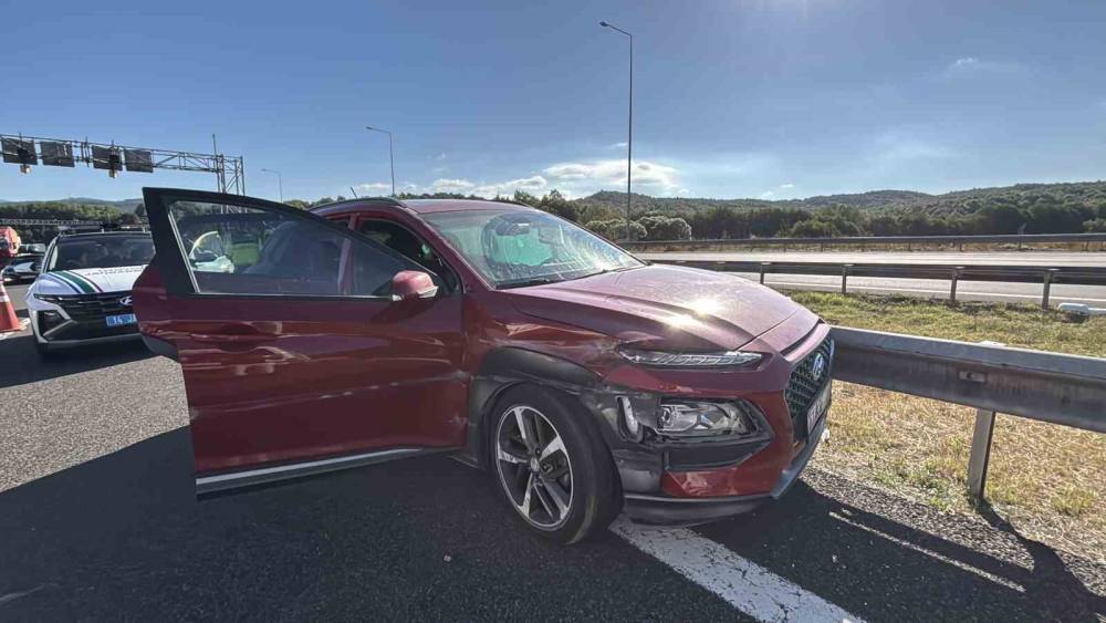 Bolu Dağı T&uuml;neli girişinde otomobil bariyerden bariyere savruldu: 2 yaralı
