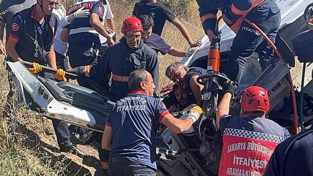 Freni patlayan şeftali y&uuml;kl&uuml; kamyon, otomobilin &uuml;zerine devrildi: 6 yaralı
