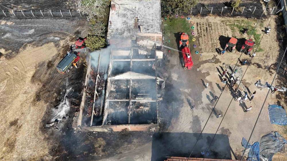 Edirne&rsquo;de sigara izmariti &ccedil;iftlik evini k&uuml;le &ccedil;evirdi: 6 kişi &ouml;l&uuml;mden d&ouml;nd&uuml;
