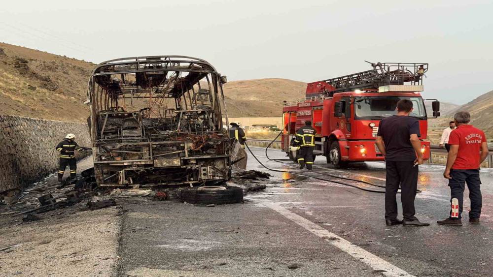 Erzincan-Sivas yolunda yolcu otob&uuml;s&uuml; alevlere teslim oldu
