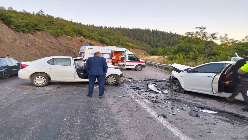Kastamonu&rsquo;da iki otomobil kafa kafaya &ccedil;arpıştı: 4 yaralı

