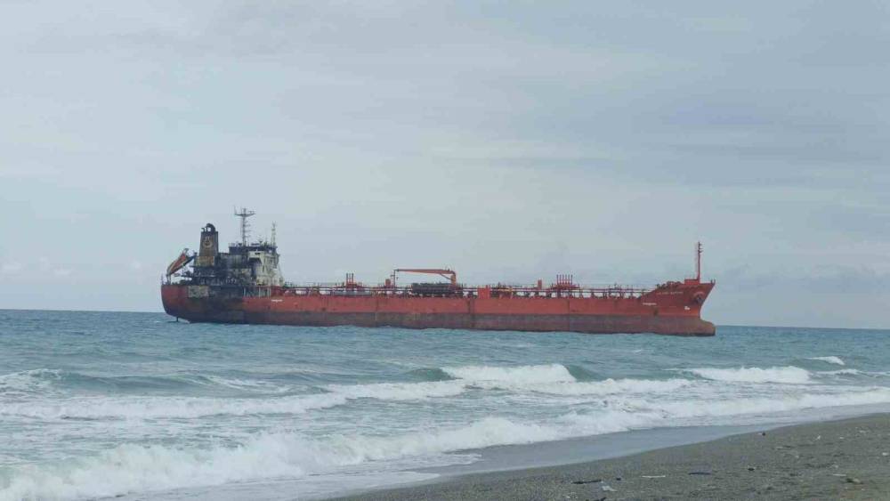 Karadeniz&rsquo;de dron saldırısına uğrayan gemi Samsun&rsquo;da karaya oturdu
