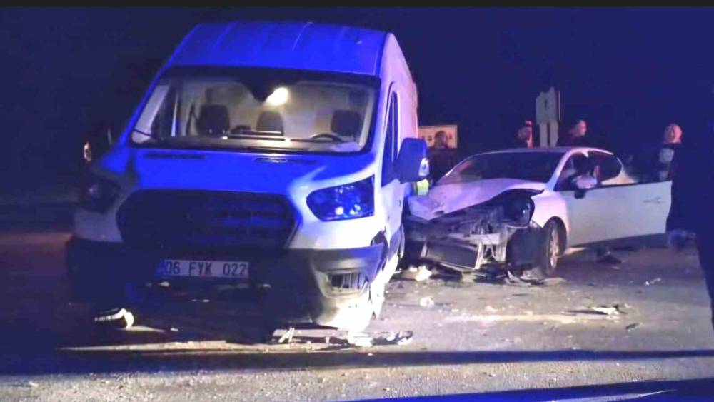 Hisarcık&rsquo;ta otomobil ile minib&uuml;s &ccedil;arpıştı: 3 yaralı
