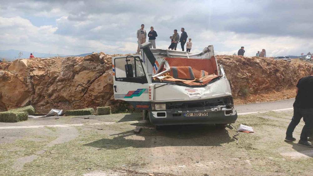 Karaman&rsquo;da yonca balyası y&uuml;kl&uuml; kamyonet devrildi: 1 &ouml;l&uuml;, 1 yaralı
