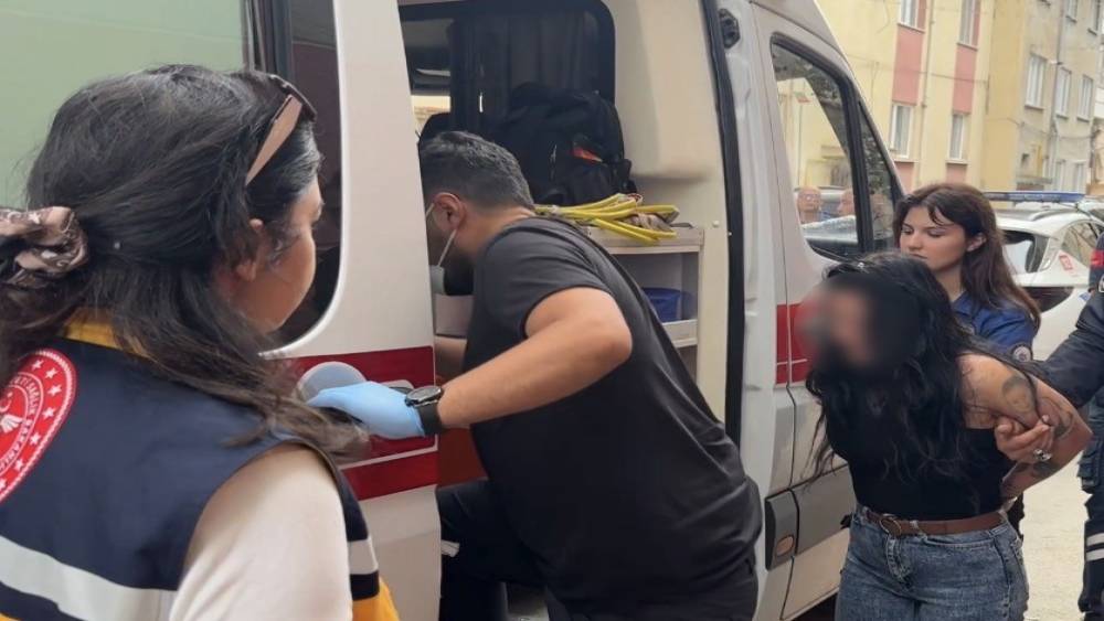 K&uuml;&ccedil;&uuml;k &ccedil;eki&ccedil;le apartmanı birbirine katan kadının korkan &ccedil;ocuğunu polis sakinleştirdi
