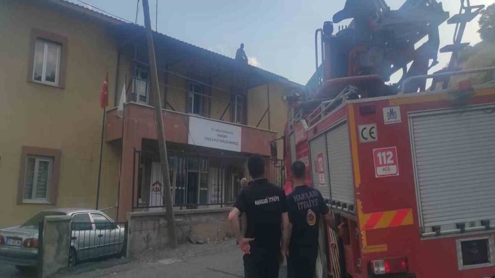 Hakkari&rsquo;de &ccedil;atıda mahsur kalan iş&ccedil;i kurtarıldı
