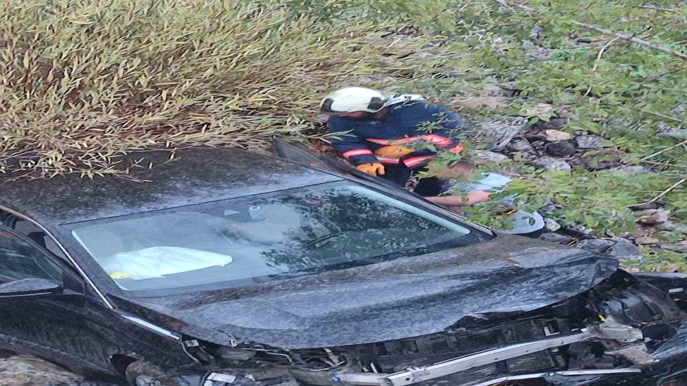 Elazığ&rsquo;da otomobil şarampole yuvarlandı: 1 yaralı

