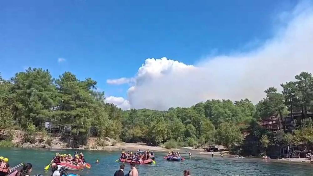 Manavgat&rsquo;taki orman yangınını s&ouml;nd&uuml;rme &ccedil;alışmaları s&uuml;r&uuml;yor
