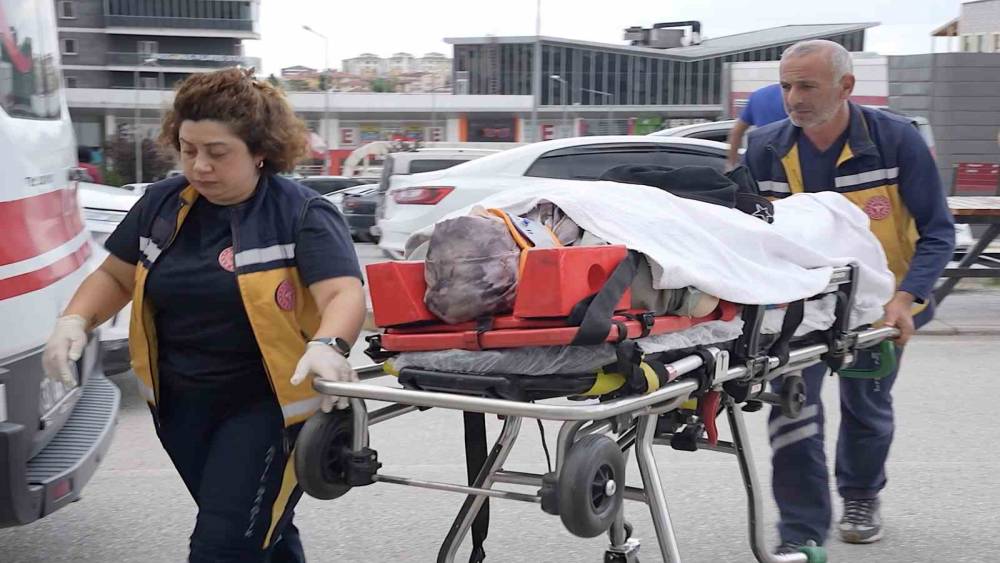 Kastamonu&rsquo;da otomobil ile kamyon &ccedil;arpıştı: 4 yaralı
