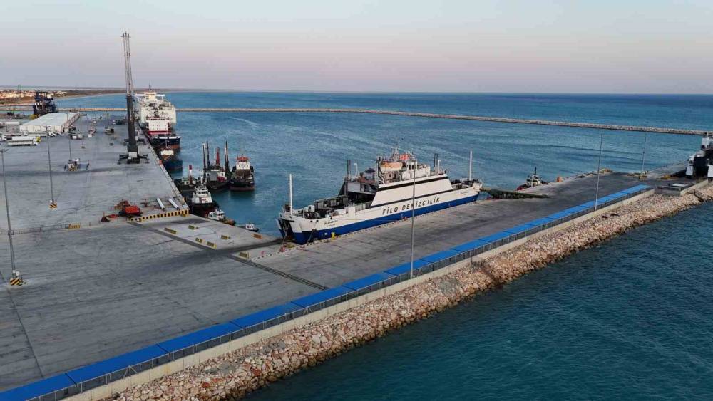Filo Denizcilik&rsquo;e ait &lsquo;Beşparmak&rsquo; feribotu Taşucu Limanı&rsquo;nda bekliyor
