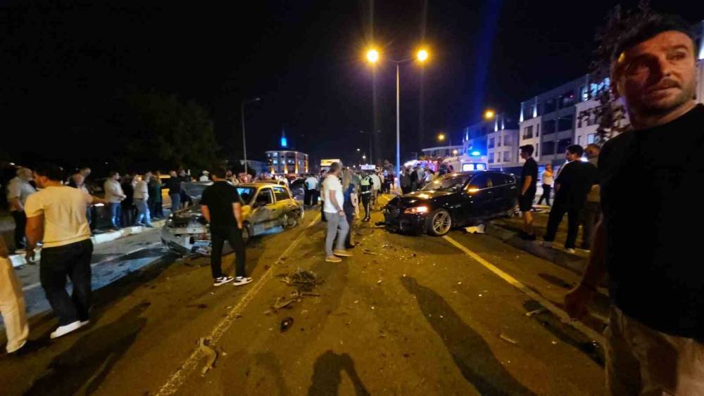 D&uuml;zce&rsquo;de 6 ara&ccedil;lı zincirleme kaza: 2 yaralı
