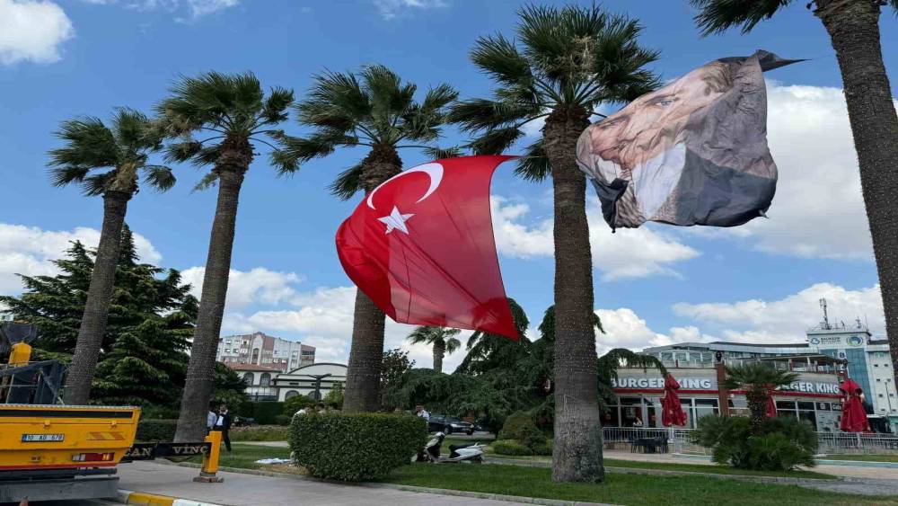 Balıkesir&rsquo;de T&uuml;rk bayrağının yanına Cumhurbaşkanı Erdoğan&rsquo;ın fotoğrafının asılmamasına tepki
