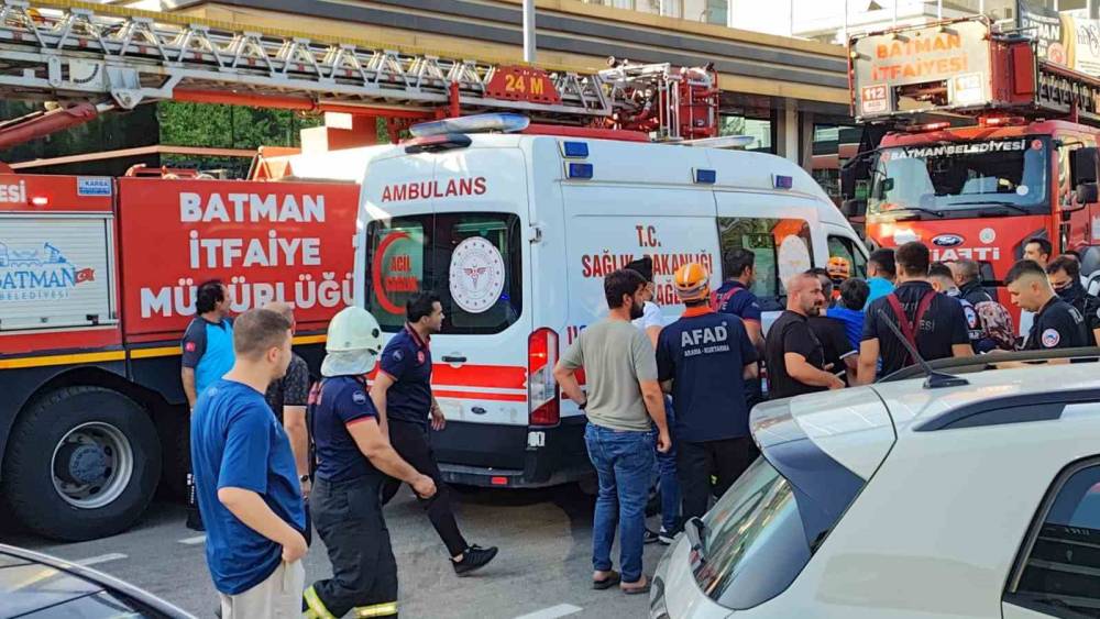 Batman&rsquo;da spor salonu yangınında Bakan Şimşek&rsquo;in yeğeni hayatını kaybetti
