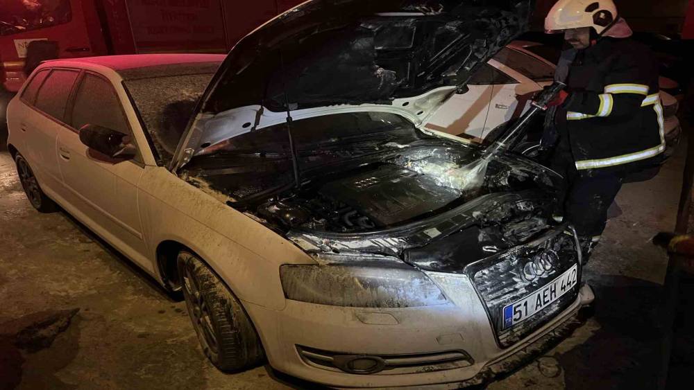 Niğde&rsquo;de park halindeki otomobil yandı
