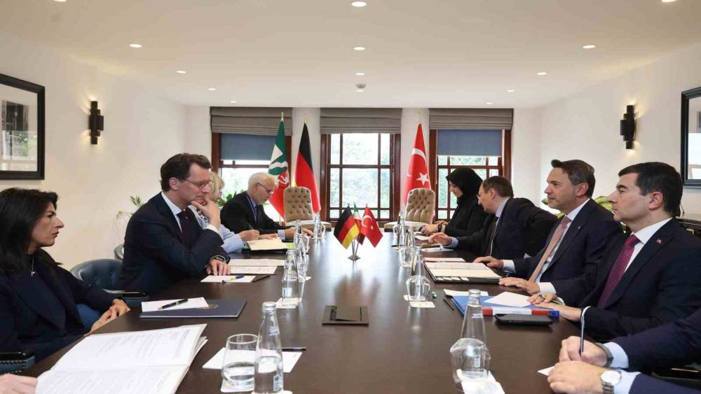 Bakan Bayraktar: "Kuzey Ren-Vestfalya ile 11,2 milyar avroya ulaşan g&uuml;&ccedil;l&uuml; ticaret hacmimizi s&uuml;rd&uuml;r&uuml;lebilir yatırımlarla desteklemeye kararlıyız"
