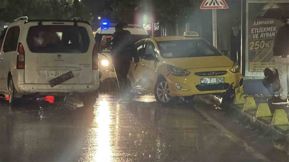 Eskişehir&rsquo;de taksi ile panelvan &ccedil;arpıştı: 3 yaralı
