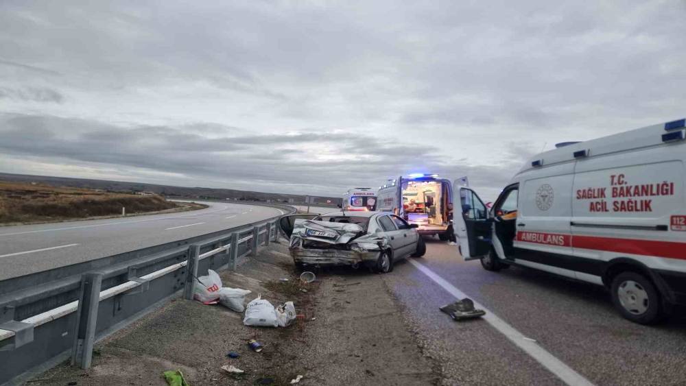 &Ccedil;orum&rsquo;da otomobil bariyerlere &ccedil;arptı: 5 yaralı
