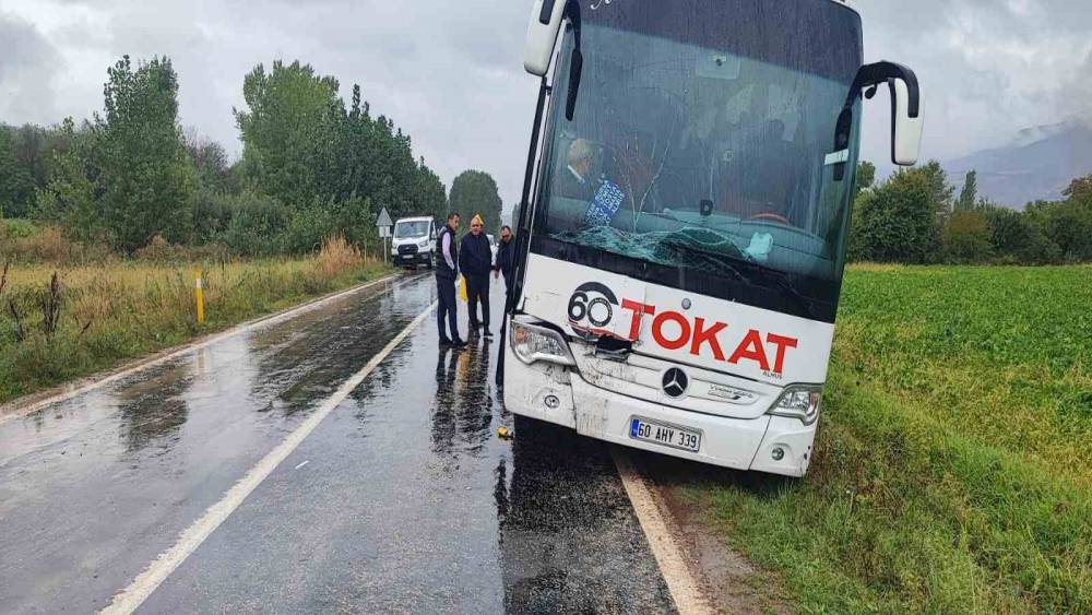 Tokat&rsquo;ta otob&uuml;s kazası: 1&rsquo;i ağır 2 yaralı
