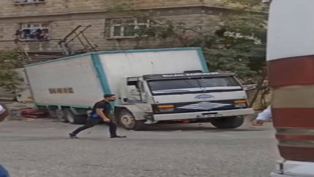 Gaziantep&rsquo;te freni boşalan kamyon elektrik direği ve eve &ccedil;arparak durabildi
