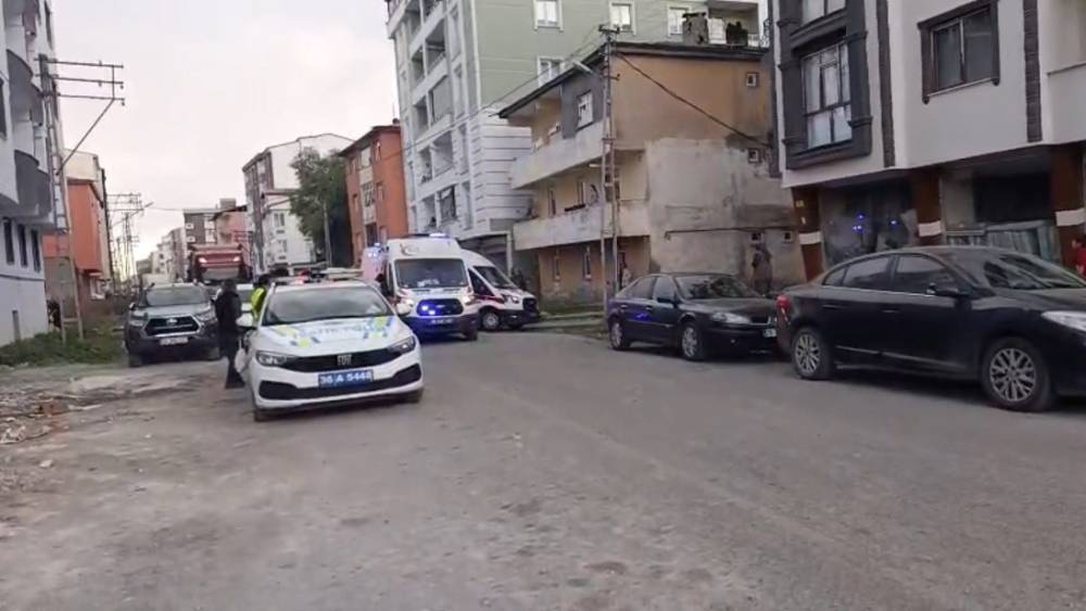 Kars&rsquo;ta motosikletli saldırgan dehşeti: 1&rsquo;i kadın 2 kişi silahla yaralandı
