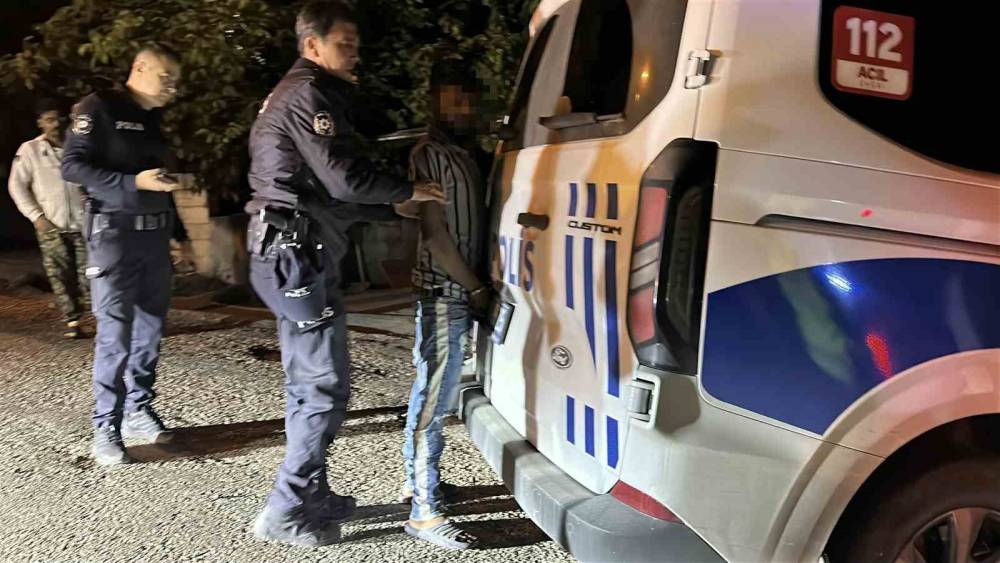 Direksiyona alkoll&uuml; ge&ccedil;ti, 2 araca &ccedil;arpıp yaya olarak ka&ccedil;tı
