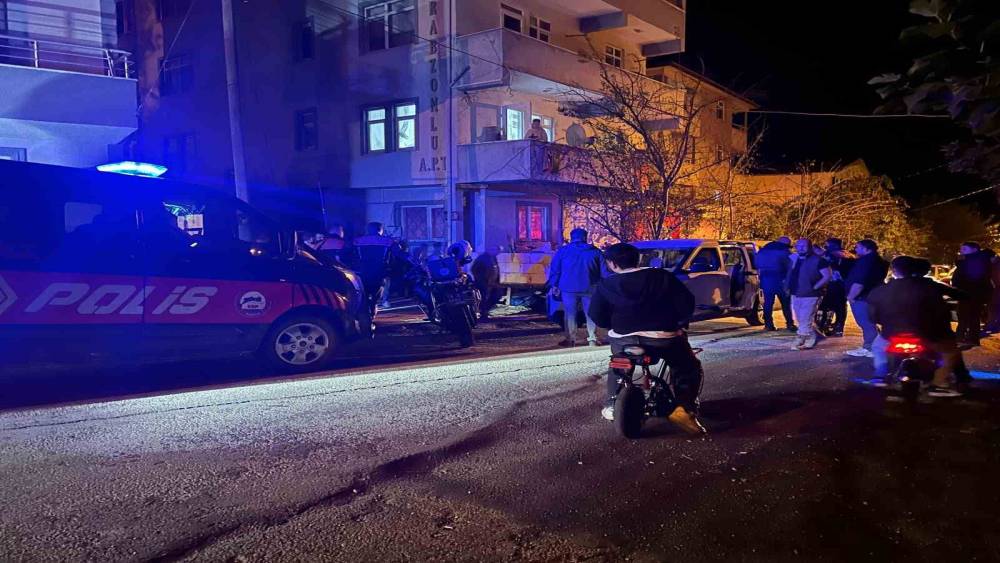 Evinde havaya ateş a&ccedil;an şahıs mahalleyi ayağa kaldırdı
