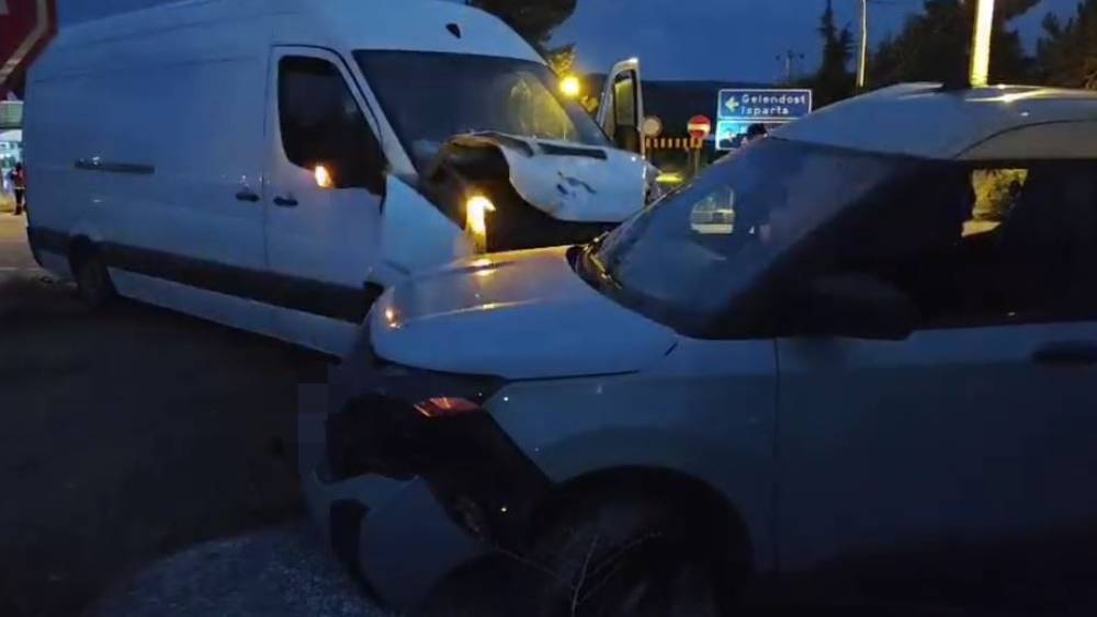 Isparta&rsquo;da iki ara&ccedil; &ccedil;arpıştı: 1 yaralı
