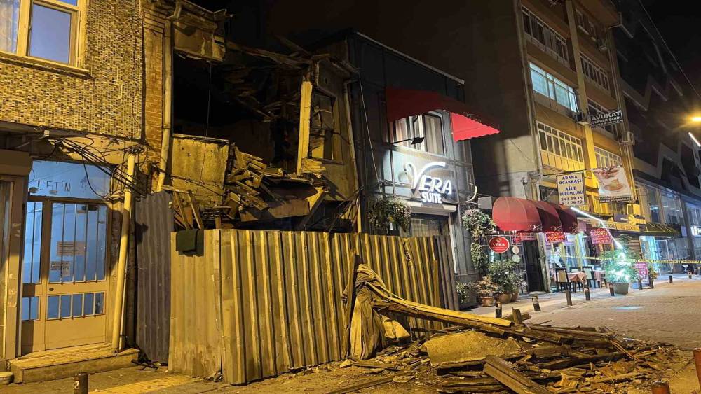 Bakırk&ouml;y&rsquo;de metruk binanın &ccedil;&ouml;kme anı kamerada
