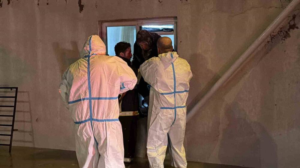 Kapıdan &ccedil;ıkamayan 2 yaşlı kadını itfaiye pencereden kurtardı
