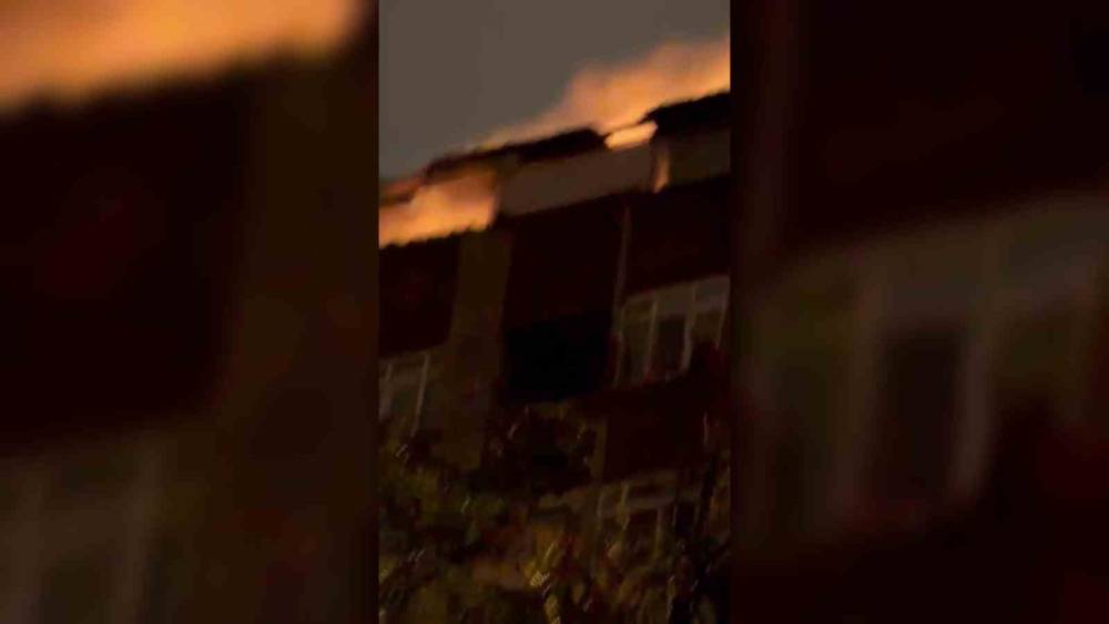 Kağıthane&rsquo;de 5 katlı binanın &ccedil;atısı alev alev yandı
