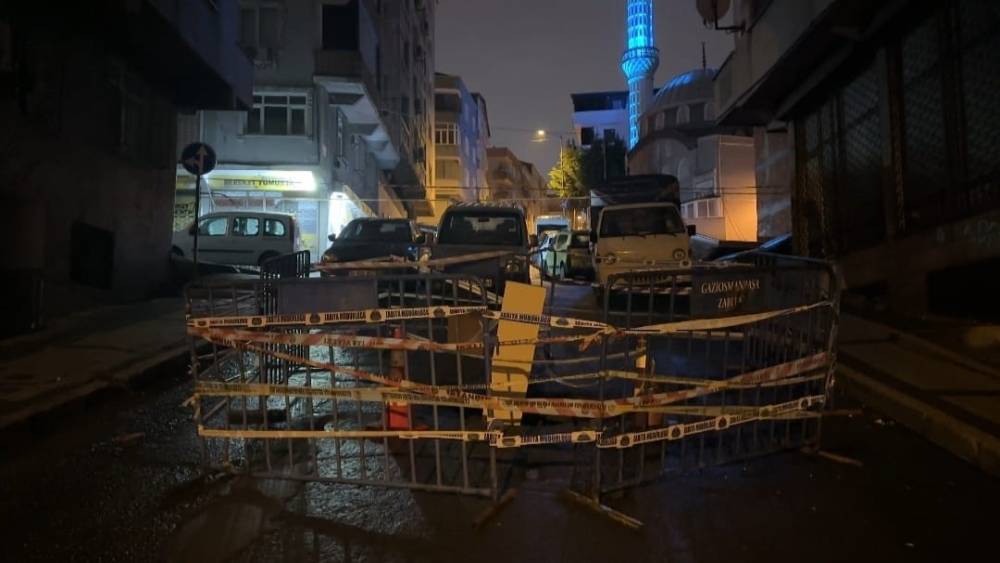 Gaziosmanpaşa&rsquo;da sağanak sonrası yolda &ccedil;&ouml;kme meydana geldi
