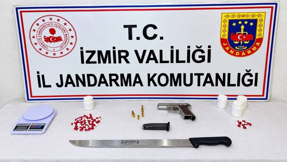 İzmir&rsquo;de uyuşturucu operasyonu: 77 hap ele ge&ccedil;irildi
