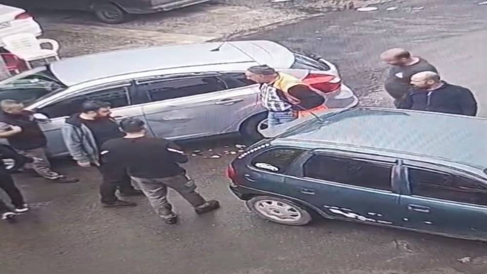 Diyarbakır&rsquo;da iki aracın &ccedil;arpışma anı g&uuml;venlik kamerasına yansıdı
