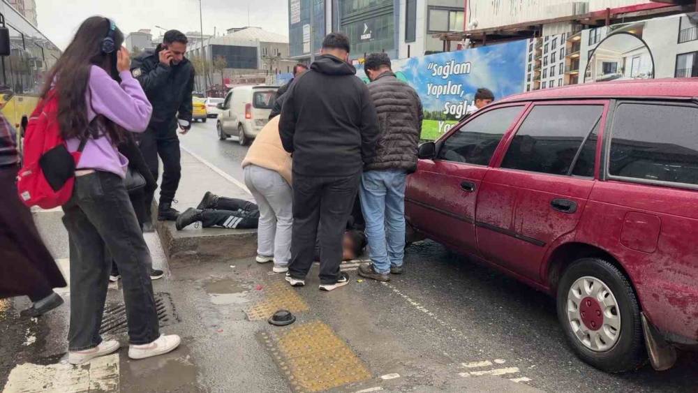 Sultangazi&rsquo;de yaya ge&ccedil;idinde otomobilin &ccedil;arptığı kadın yaralandı
