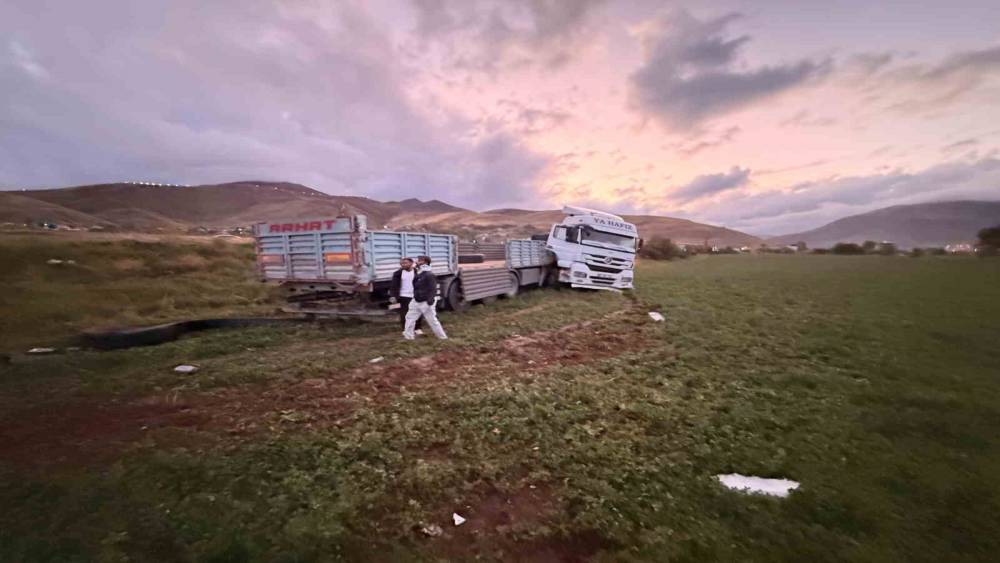 Van&rsquo;da tır şarampole yuvarlandı: 2 yaralı
