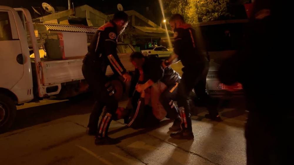 Motosikletinin &ccedil;alındığını iddia eden alkoll&uuml; şahıs, yoldan ge&ccedil;en otomobili polis aracı sanıp saldırdı
